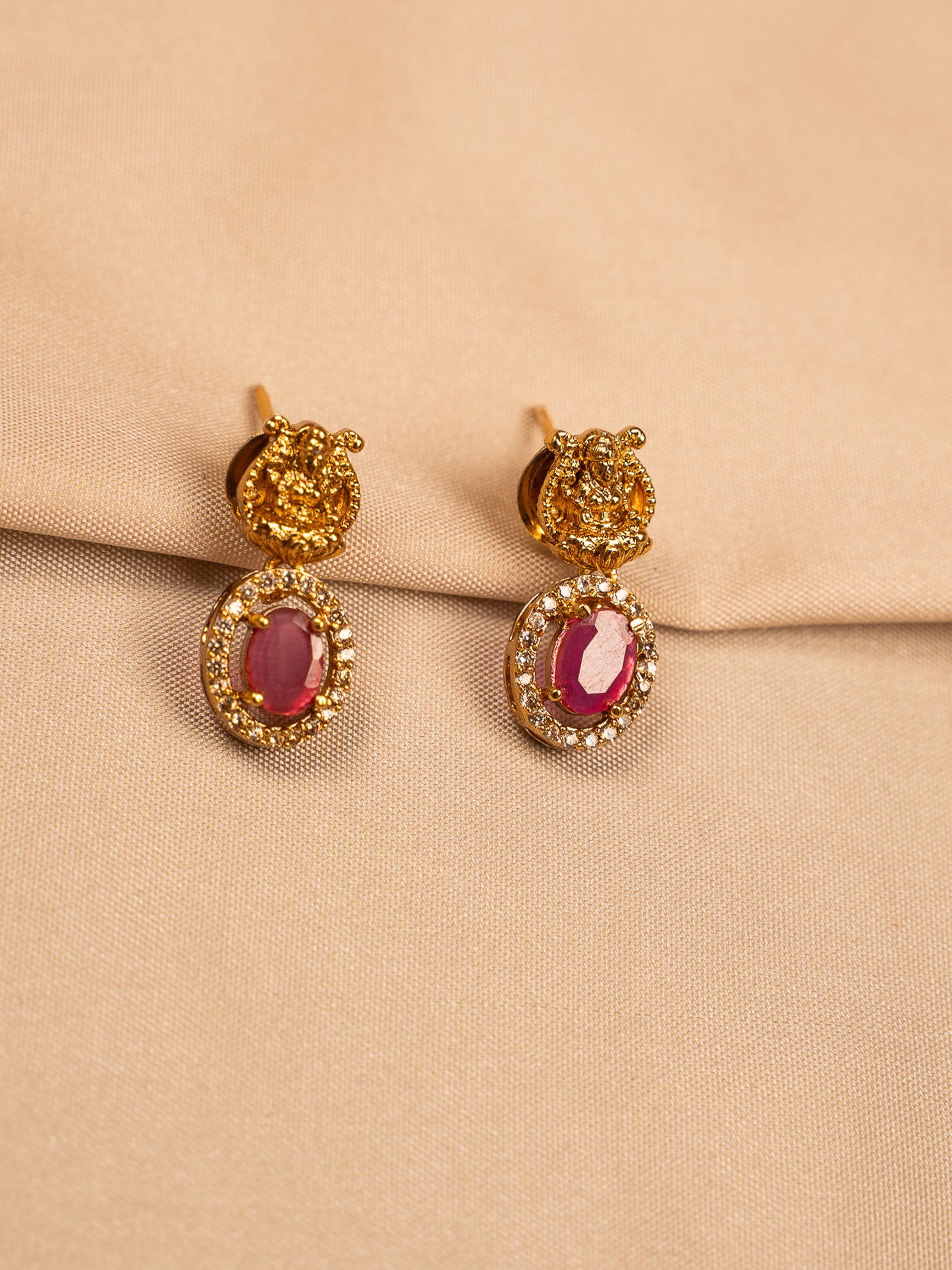 Regal Ruby Oval Necklace Set with Textured Gold Links