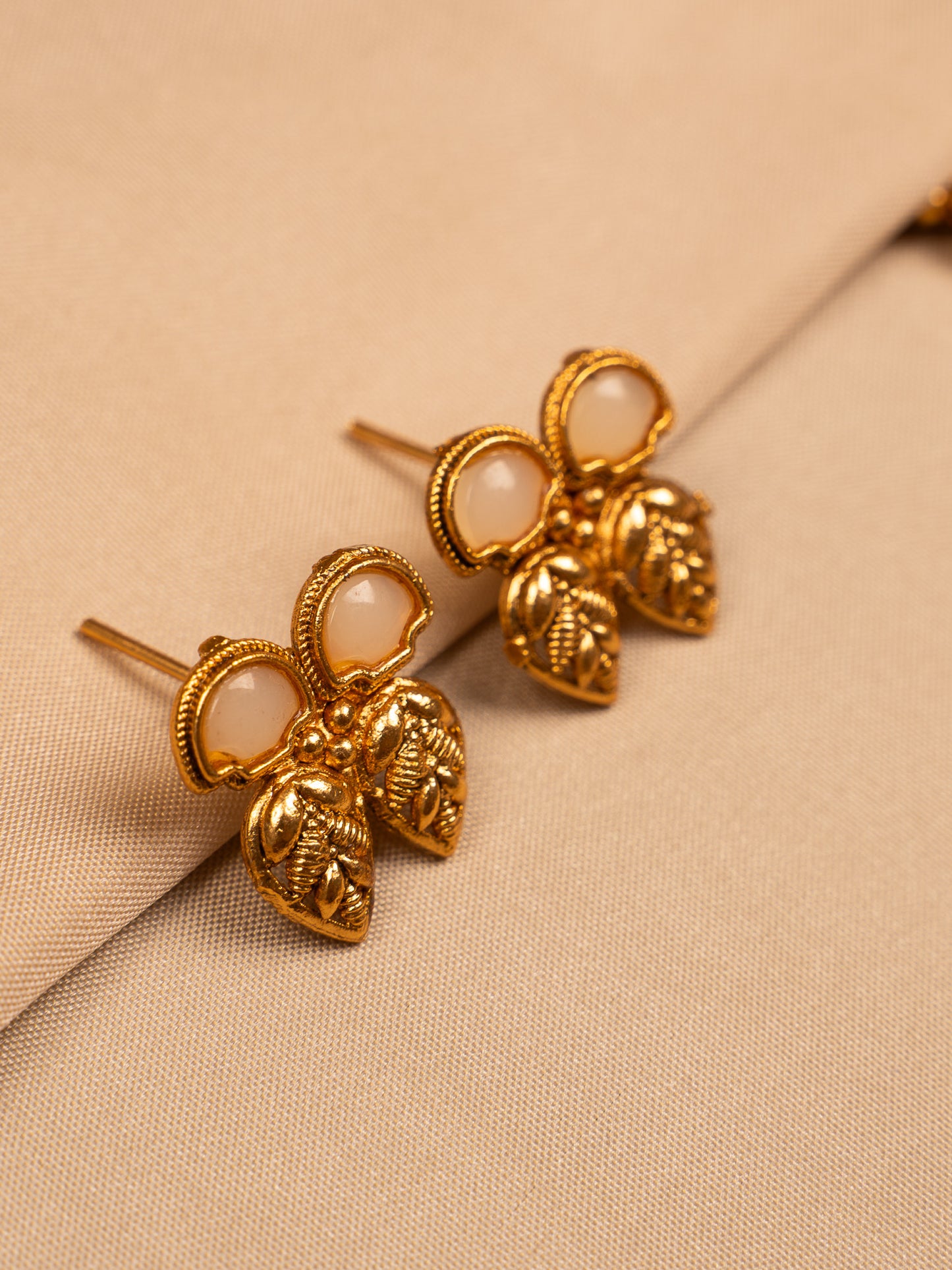 Antique Gold Leaf Necklace Set with Cream Stone Detailing