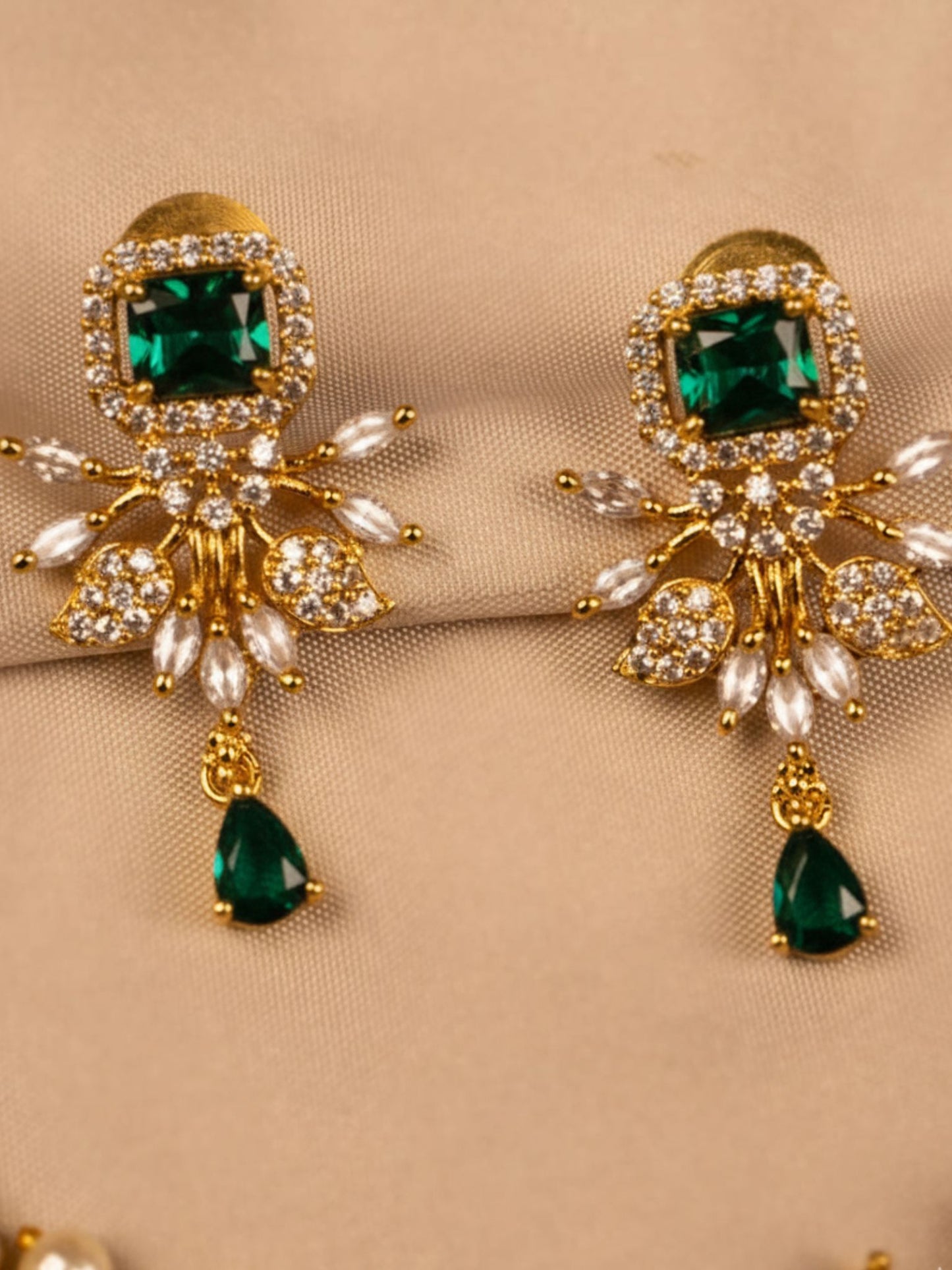 Regal Emerald Green Stone Necklace Set with Earrings