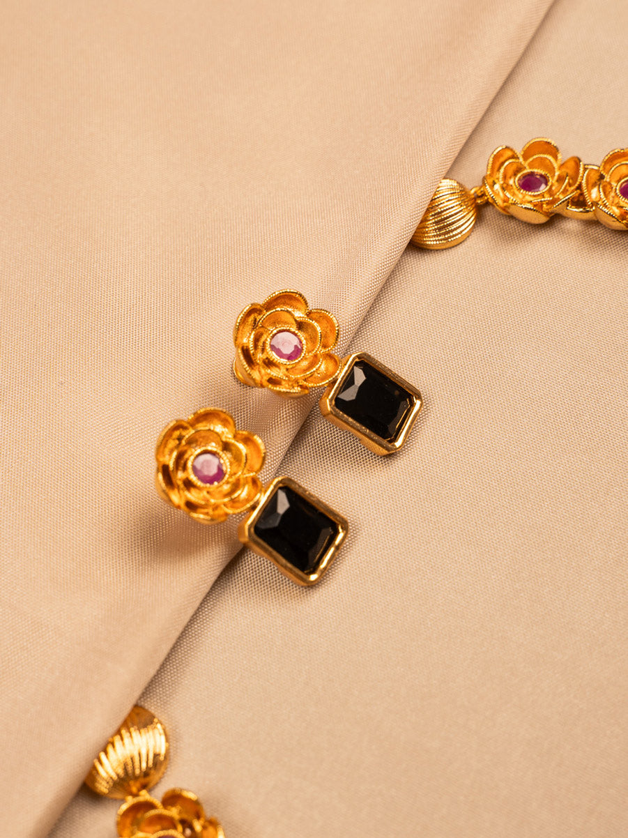 Elegant Black Stone and Floral Gold-Plated Necklace Set with Earrings