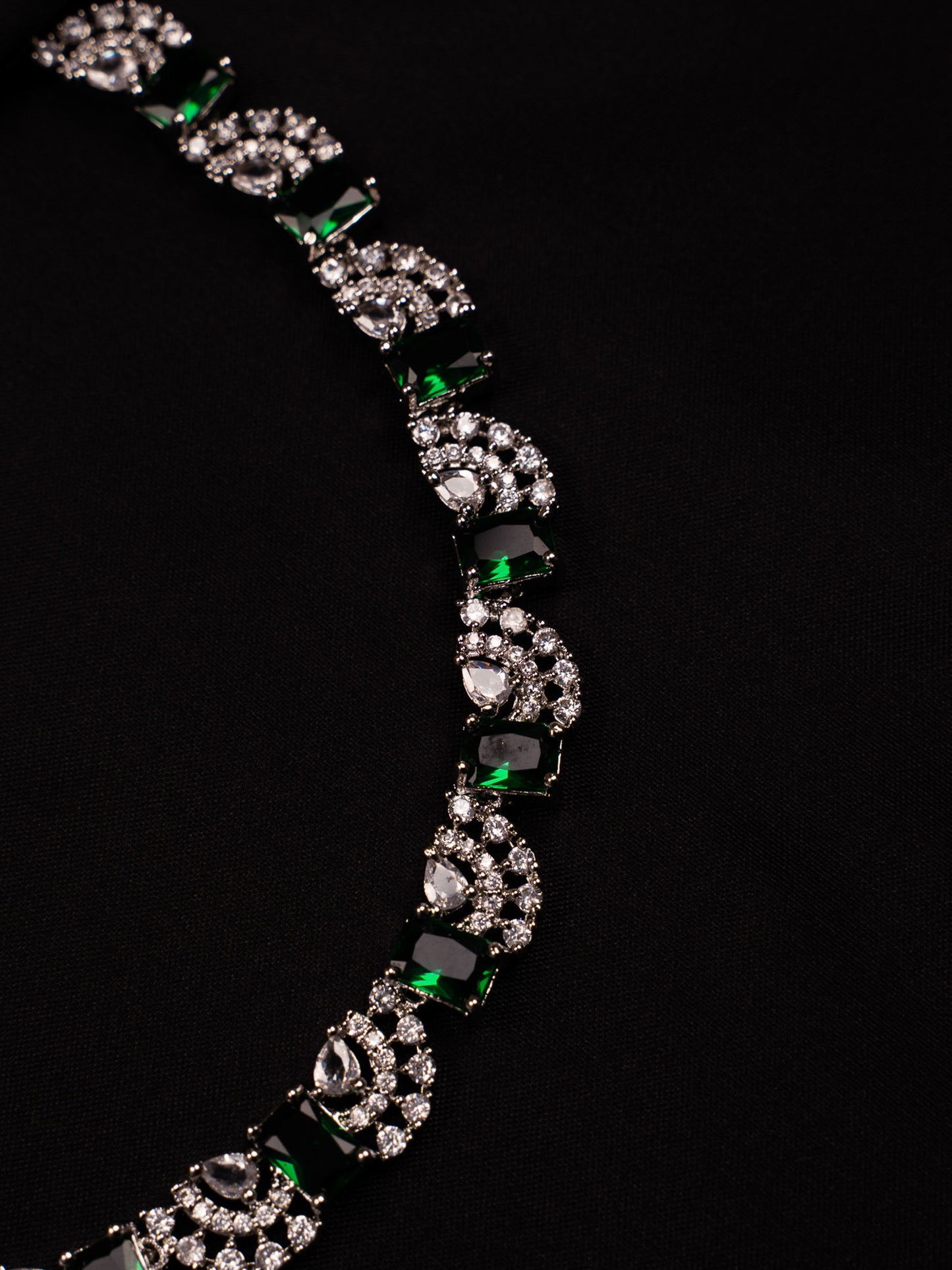 Emerald Elegance Choker Necklace Set