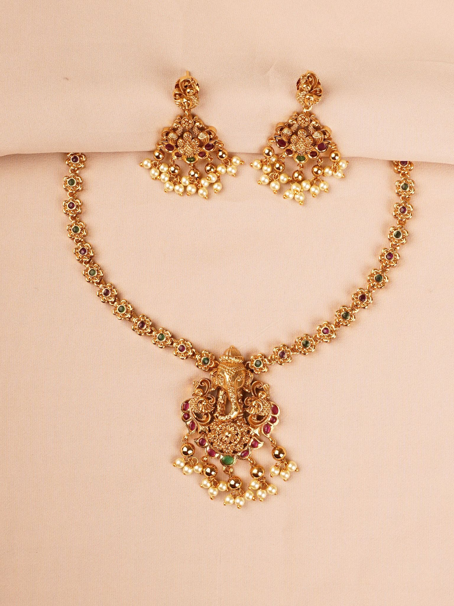 Vighna Necklace Set