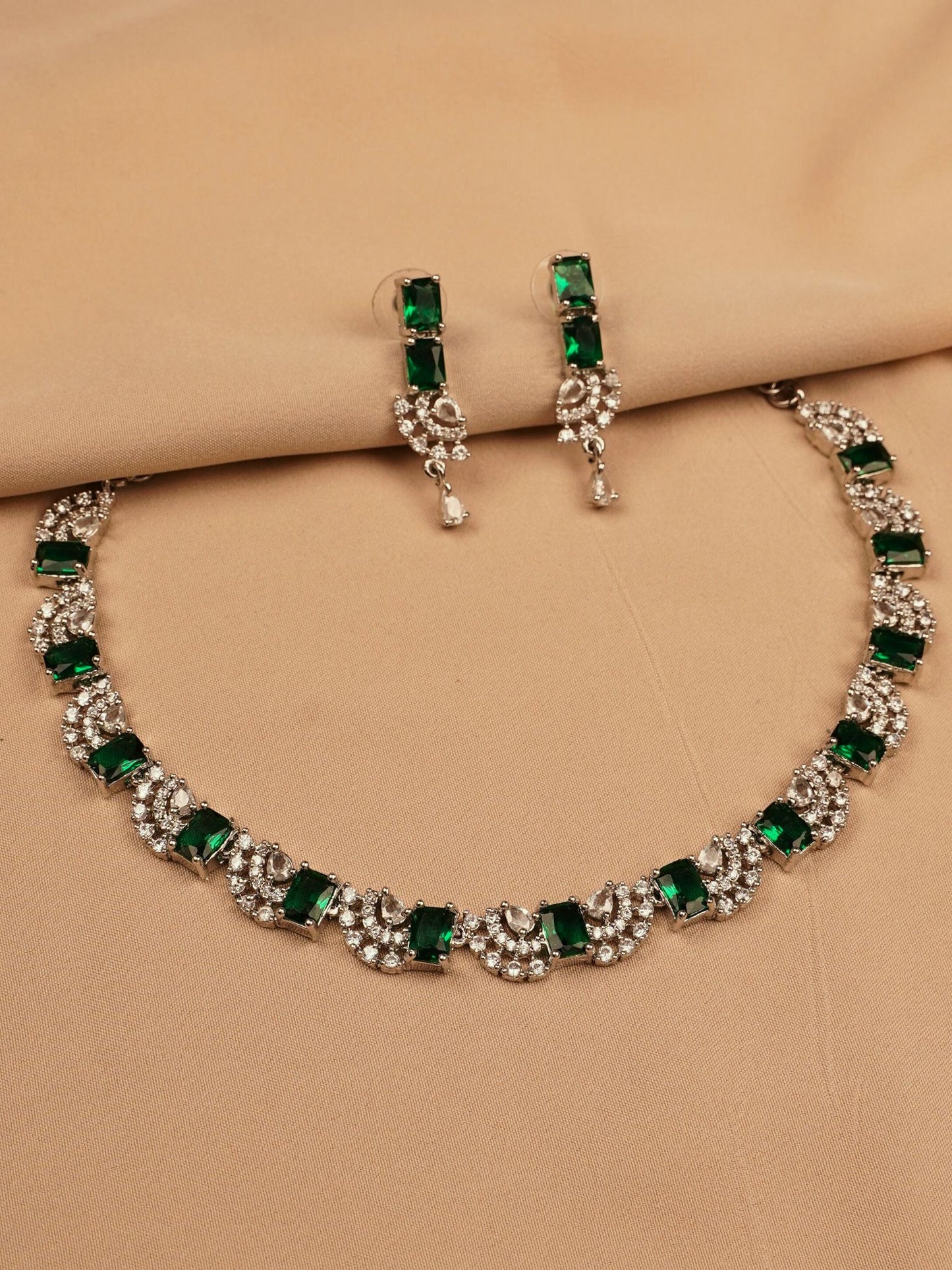 Emerald Elegance Choker Necklace Set