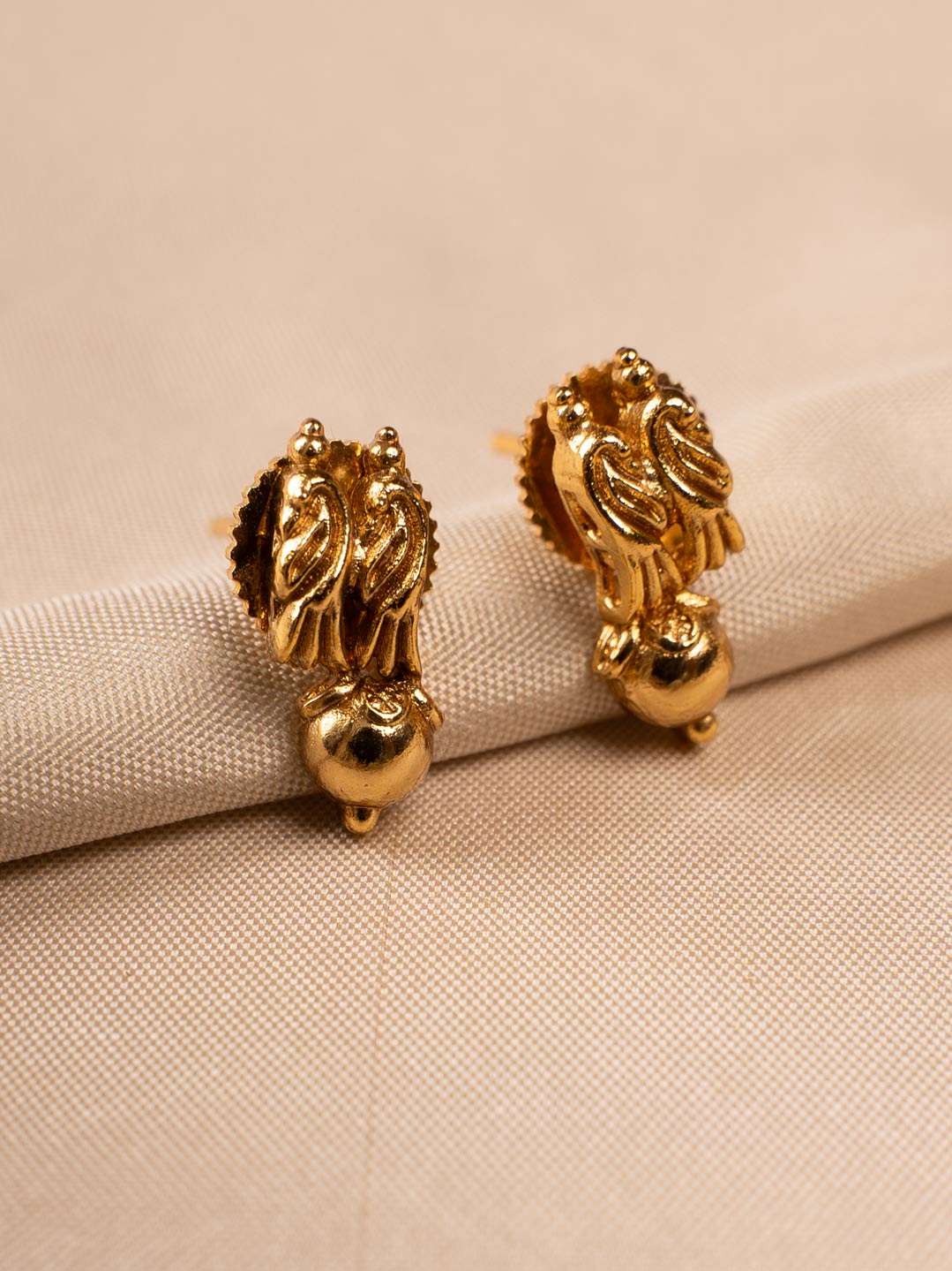 Antiue jewellery set earring detailed view